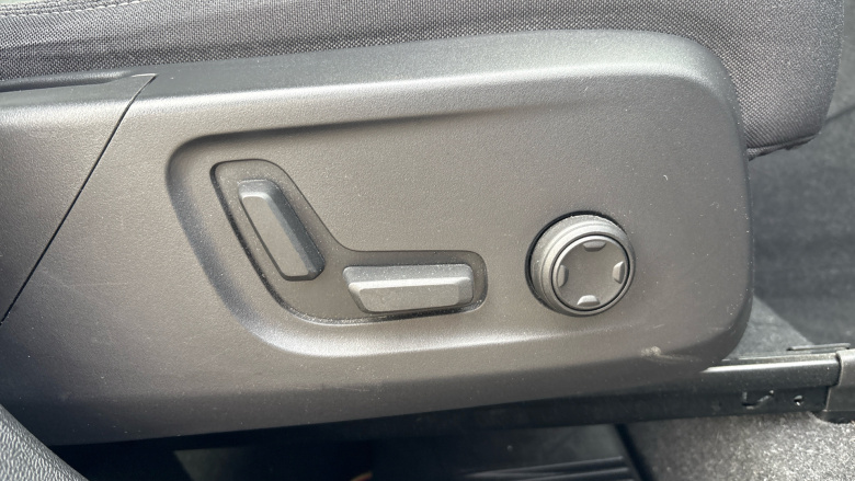 Volvo XC40 2.0 B3P Plus Dark 5dr Auto Petrol Estate